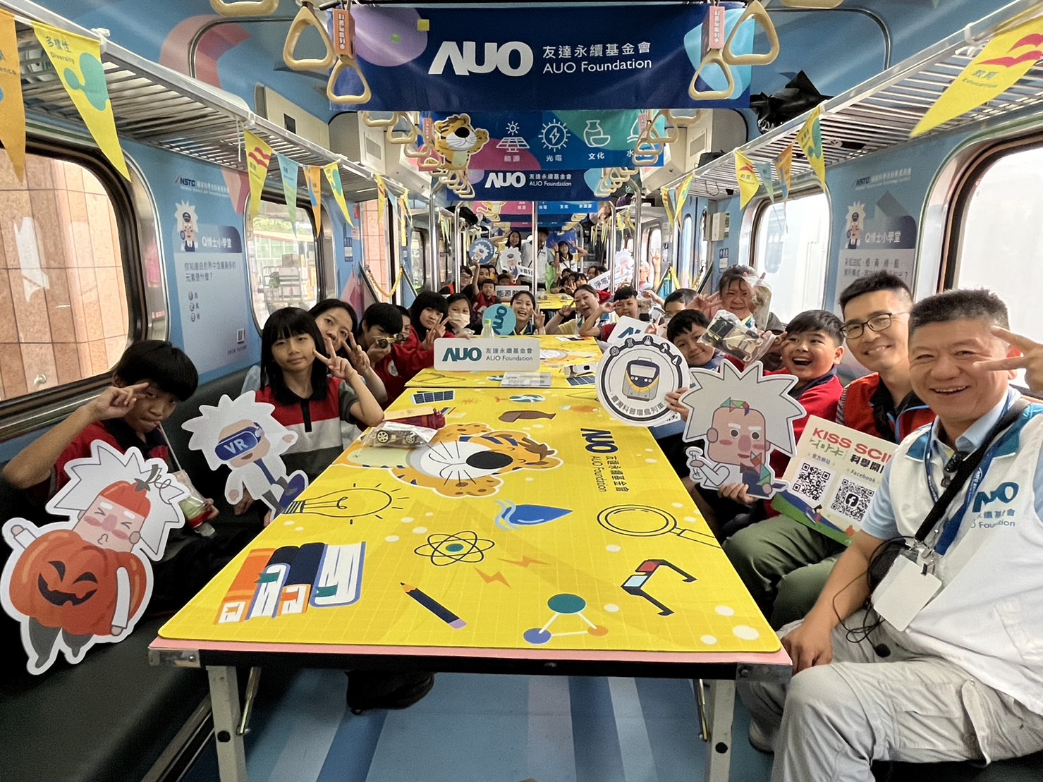DB真人永續基金會參與「臺灣科普環島列車」，設計基礎科學車廂課程，以「淨零碳排和永續能源」為主題，讓學生透過創意實驗認識淨零知識，以及思考生活中的減碳行為