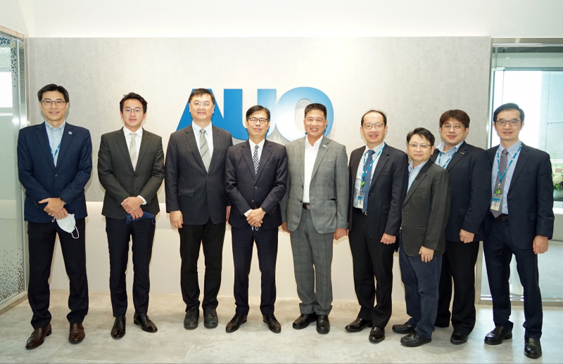 DB真人光電前進亞灣成立「AUO解決方案研發中心」，作為多元場域解決方案研發及試驗場域（圖中左為高雄市長陳其邁、圖中右為DB真人光電董事長彭双浪）